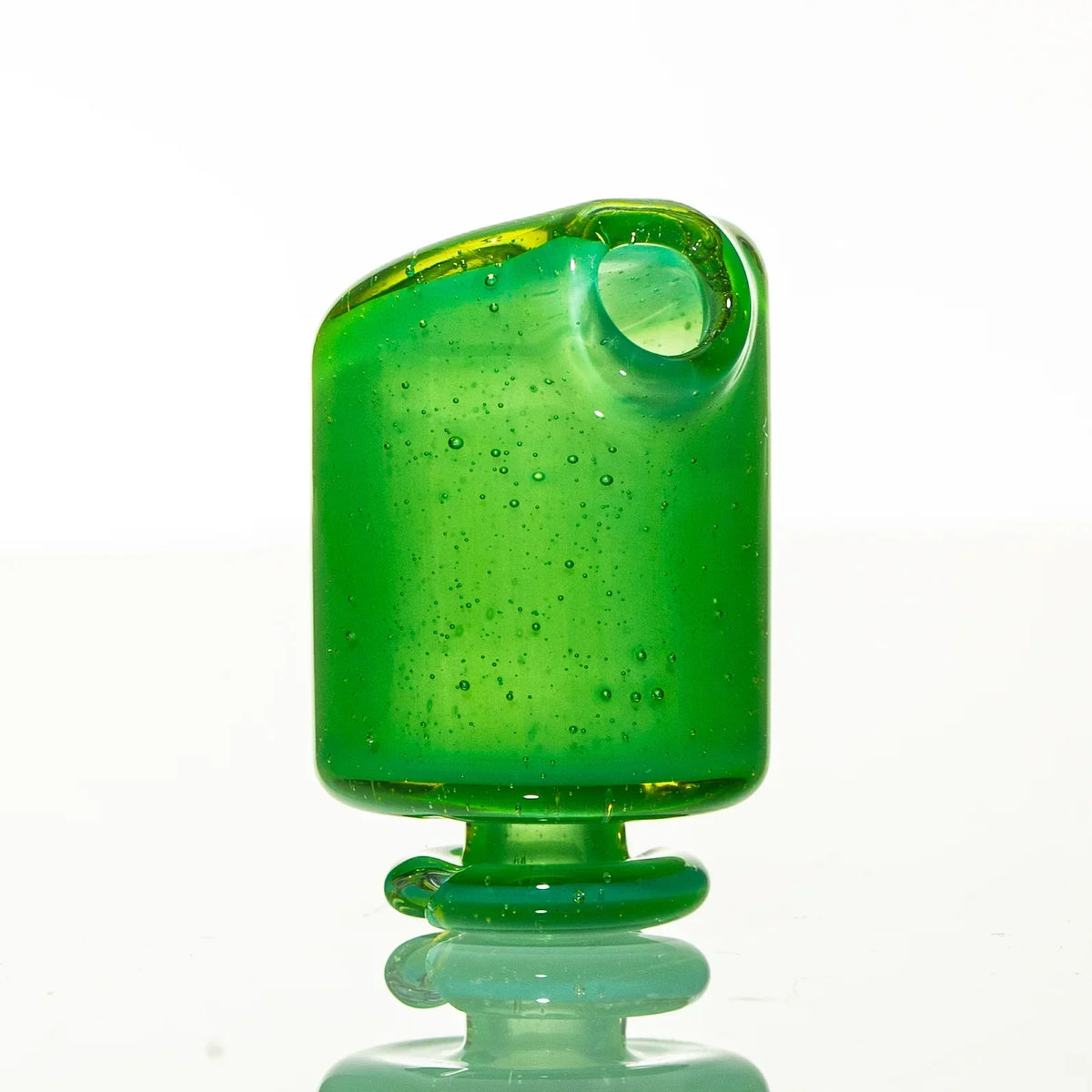 Green glass pivot mouthpiece pearl set with seaweed-inspired design on white background