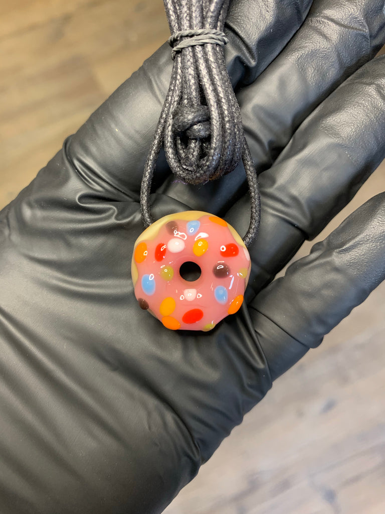KGB Glass - Pendy de micro donut con chispas esmeriladas de fresa