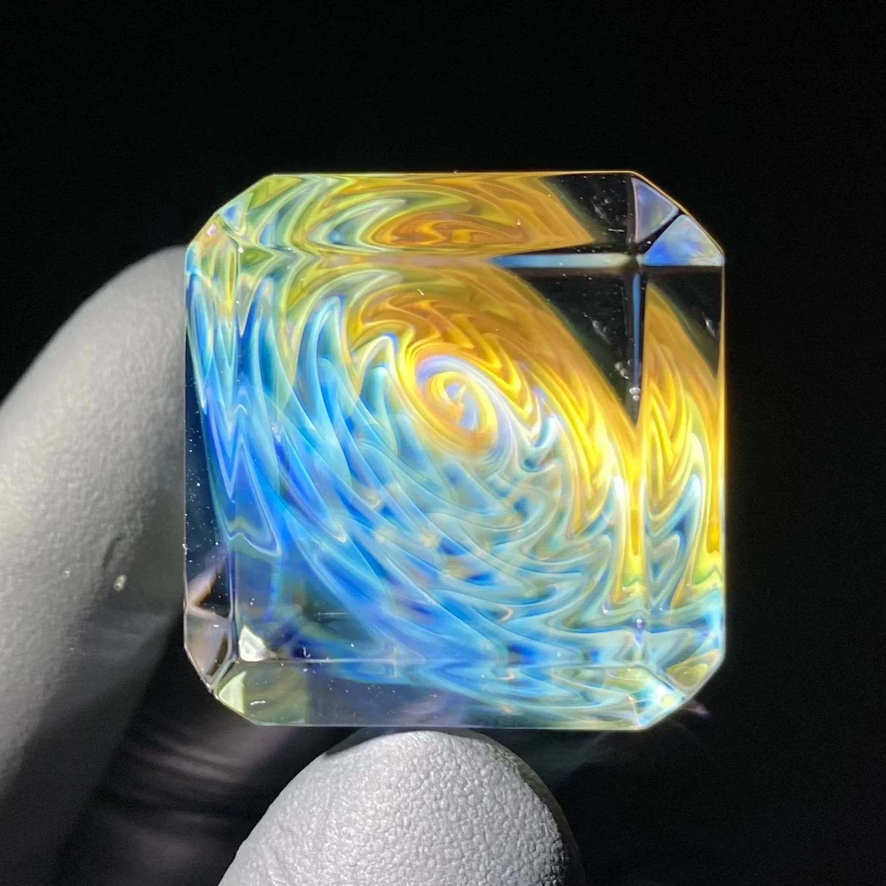 Hefe Glass - Faceted Fume Cube 2