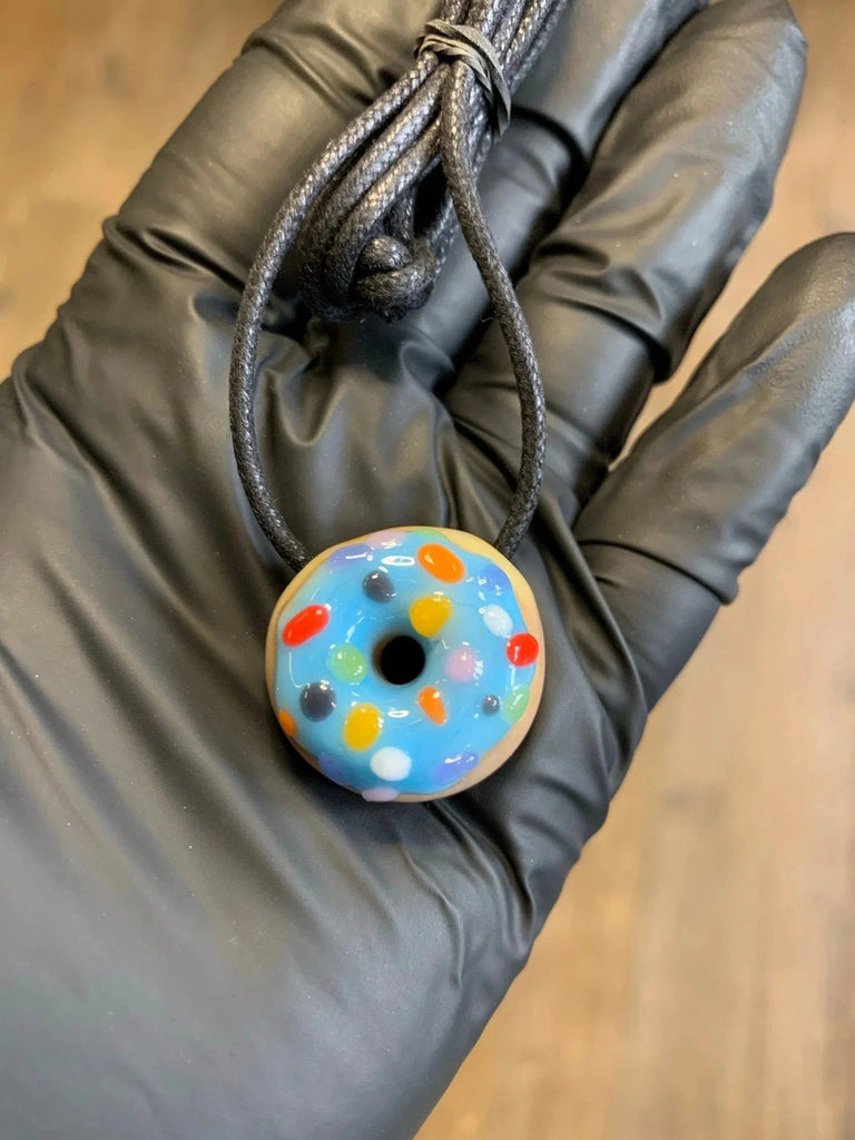 KGB Glass - Pendy de micro donut con chispas esmeriladas de frambuesa azul